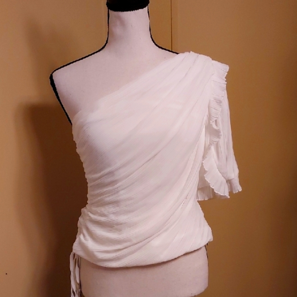 DO+BE Cream Blouse Elegant and Versatile